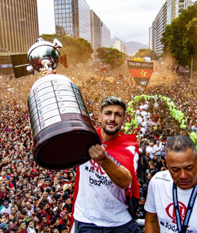 Arrascaeta comemorando o título da Libertadores de 2019 no Centro do Rio