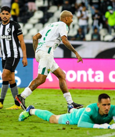 Deyverson marcou o segundo gol da vitória do Cuiabá contra o Botafogo