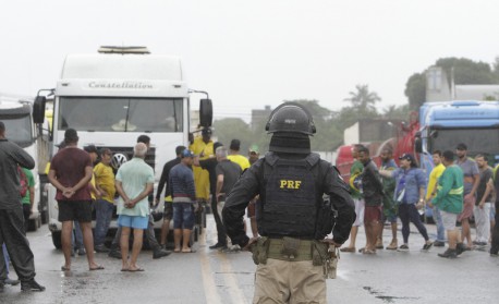 Manifestantes na BR 493 em Manilha nesta terça-feira(01). - Marcos Porto/Agencia O Dia