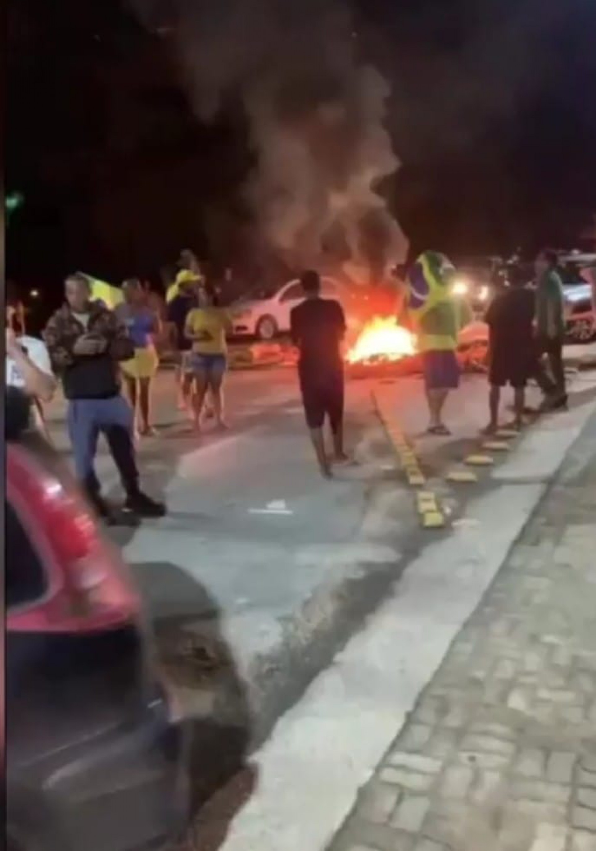 Bloqueio com pneu incendiado na BR 101em Garatucaia, Mangaratiba. - Divulgação/rede social