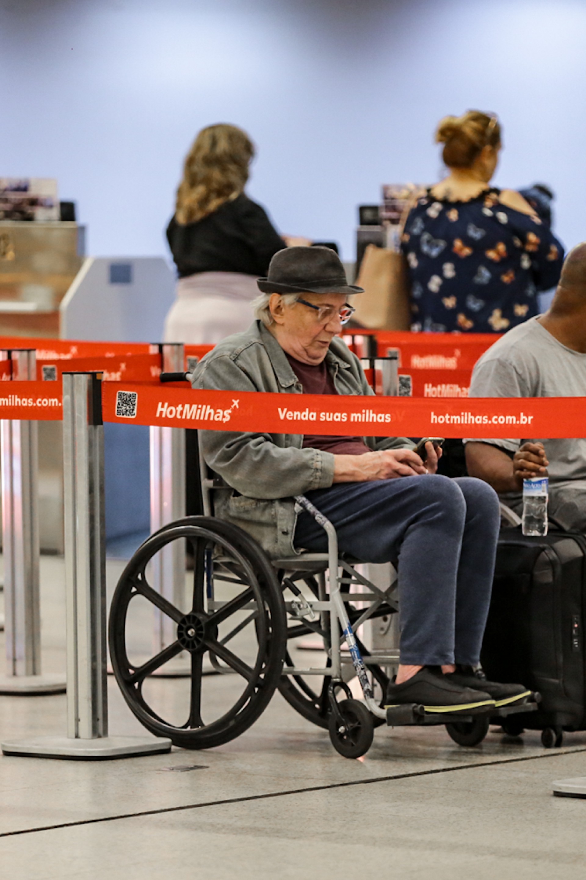 Marco Nanini embarca no Aeroporto Santos Dumont, no Rio, usando uma cadeira de rodas - Victor Chapetta / Ag. News