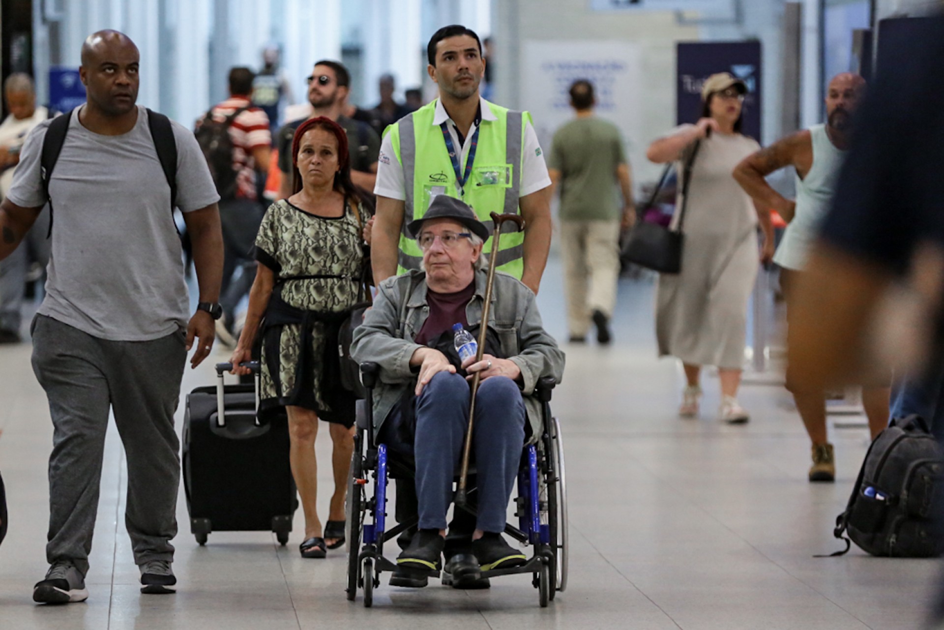 Marco Nanini embarca no Aeroporto Santos Dumont, no Rio, usando uma cadeira de rodas - Victor Chapetta / Ag. News