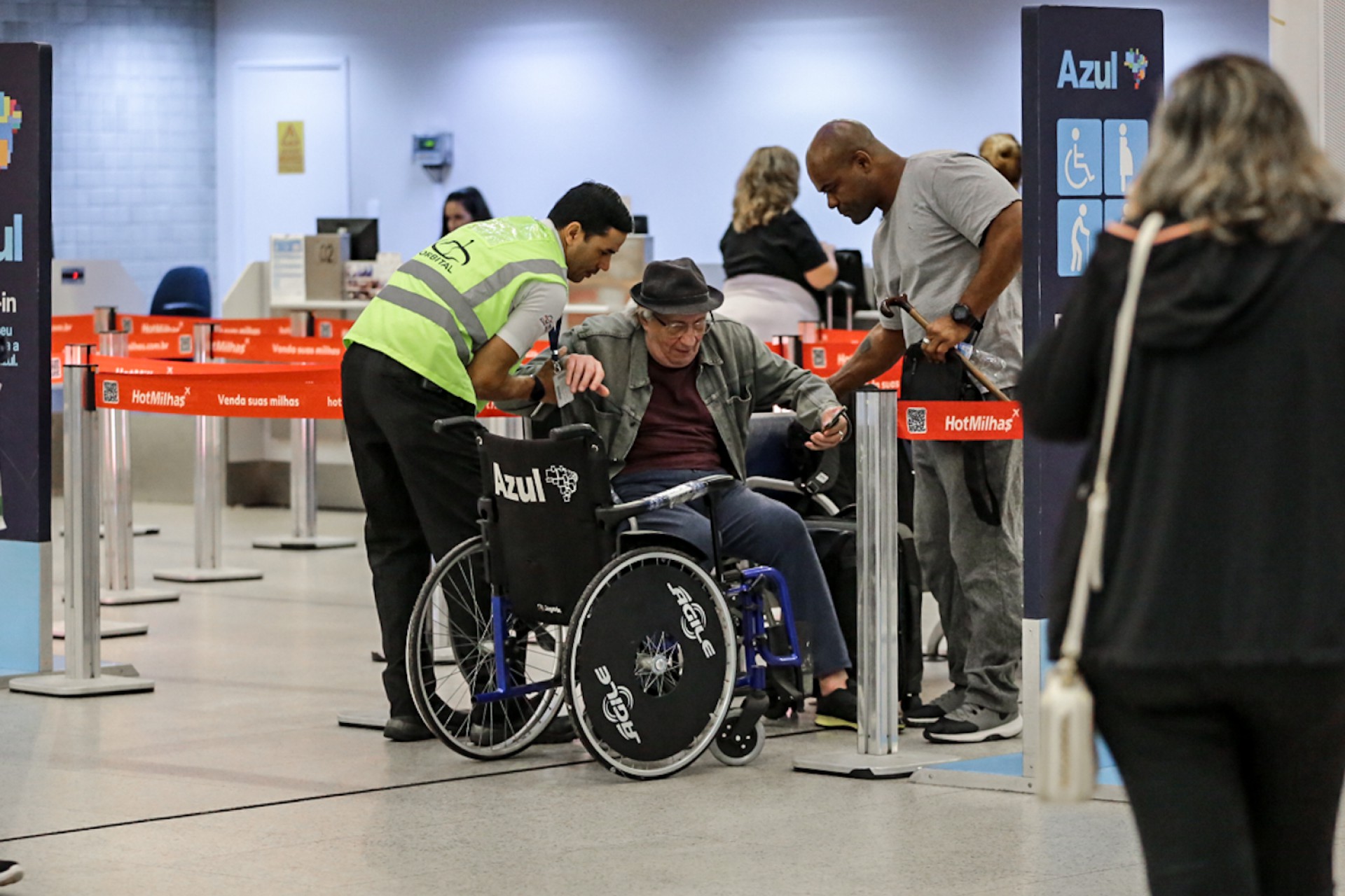 Marco Nanini embarca no Aeroporto Santos Dumont, no Rio, usando uma cadeira de rodas - Victor Chapetta / Ag. News