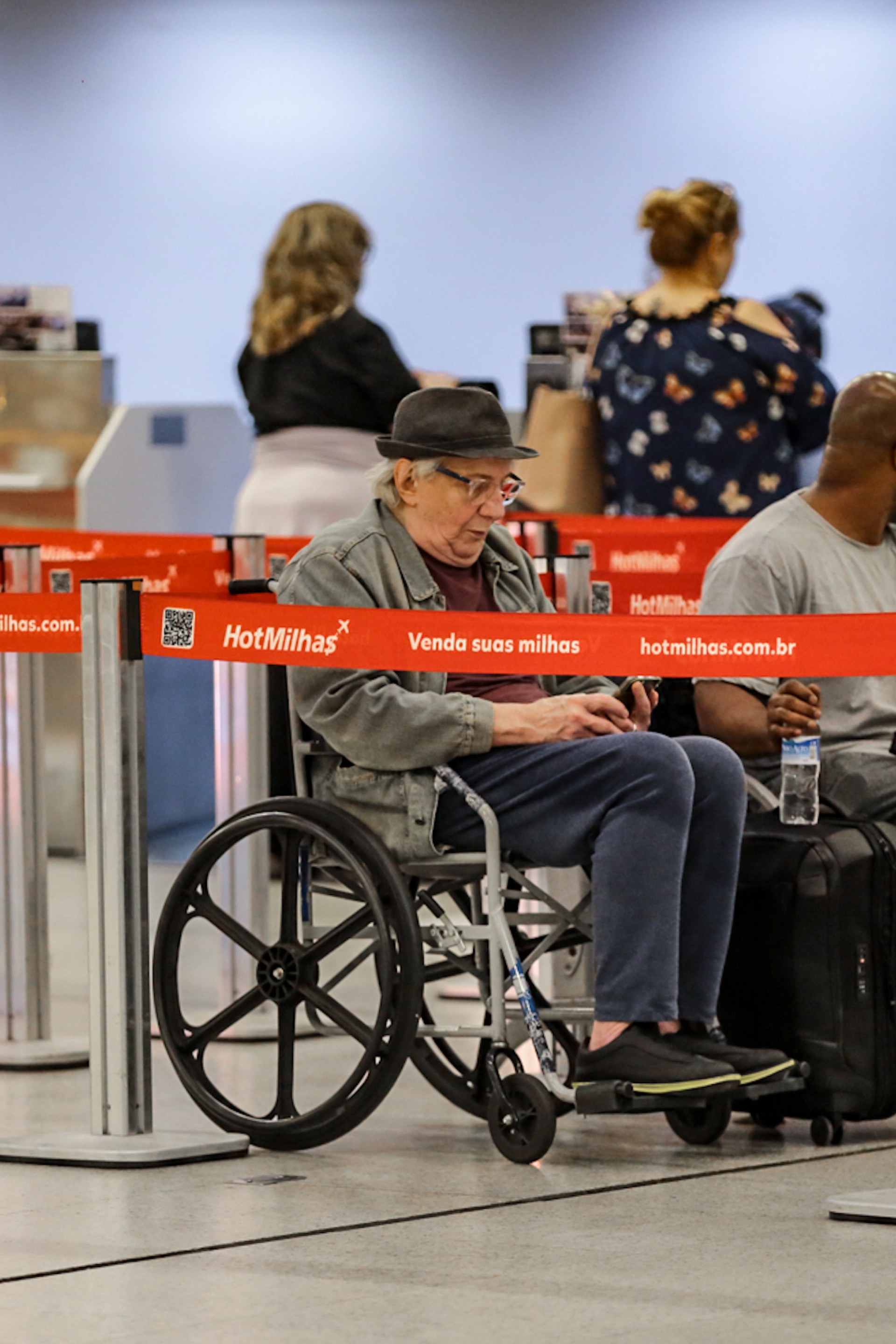 Marco Nanini embarca no Aeroporto Santos Dumont, no Rio, usando uma cadeira de rodas - Victor Chapetta / Ag. News