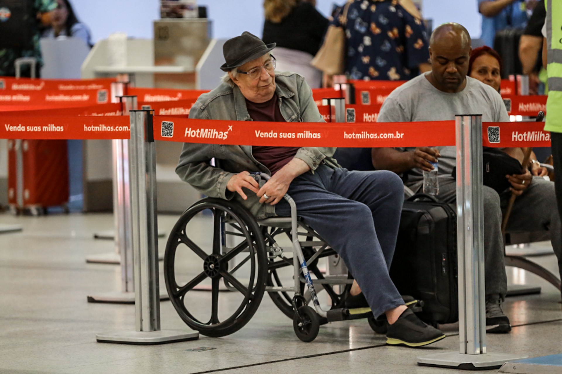Marco Nanini embarca no Aeroporto Santos Dumont, no Rio, usando uma cadeira de rodas - Victor Chapetta / Ag. News