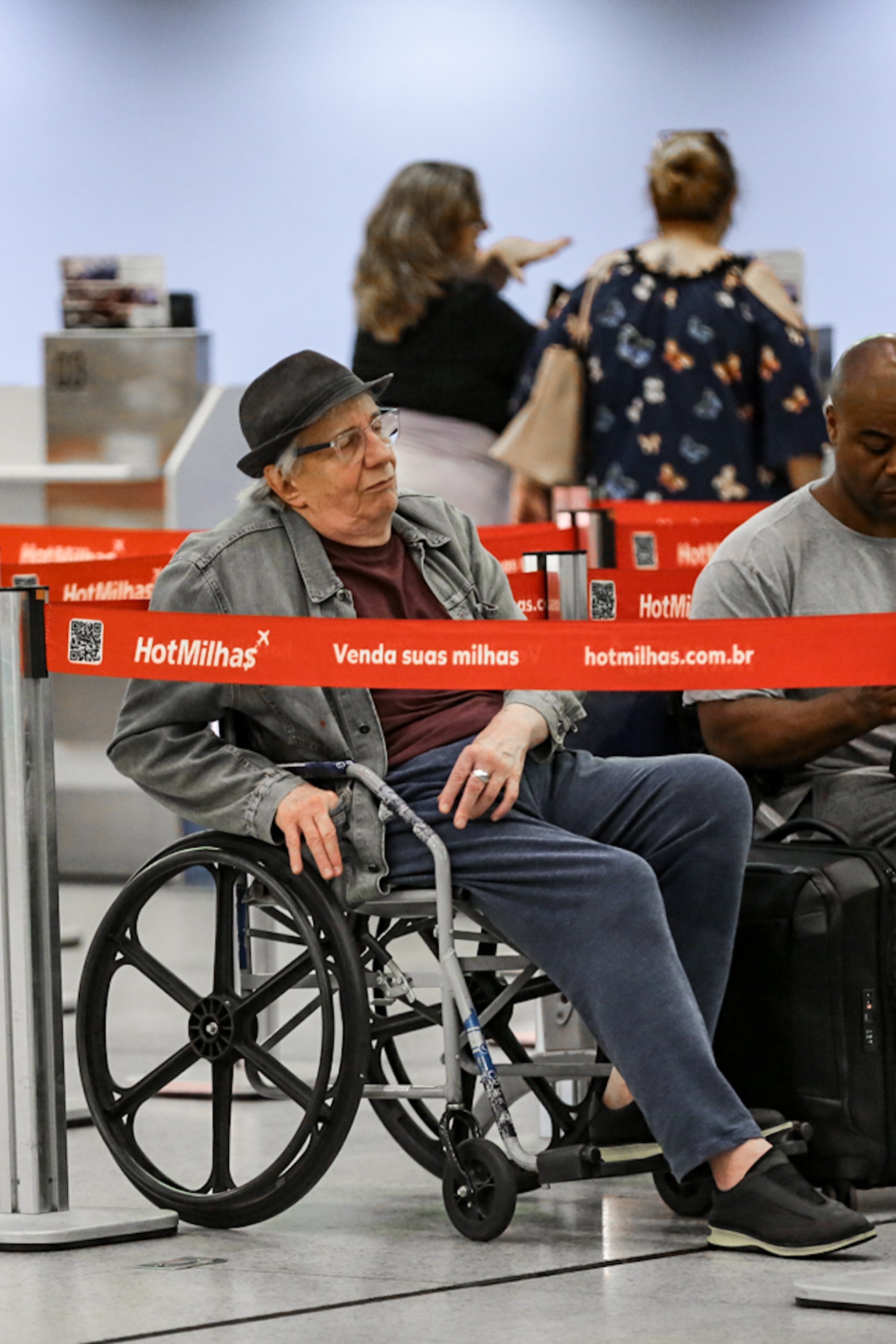 Marco Nanini embarca no Aeroporto Santos Dumont, no Rio, usando uma cadeira de rodas - Victor Chapetta / Ag. News