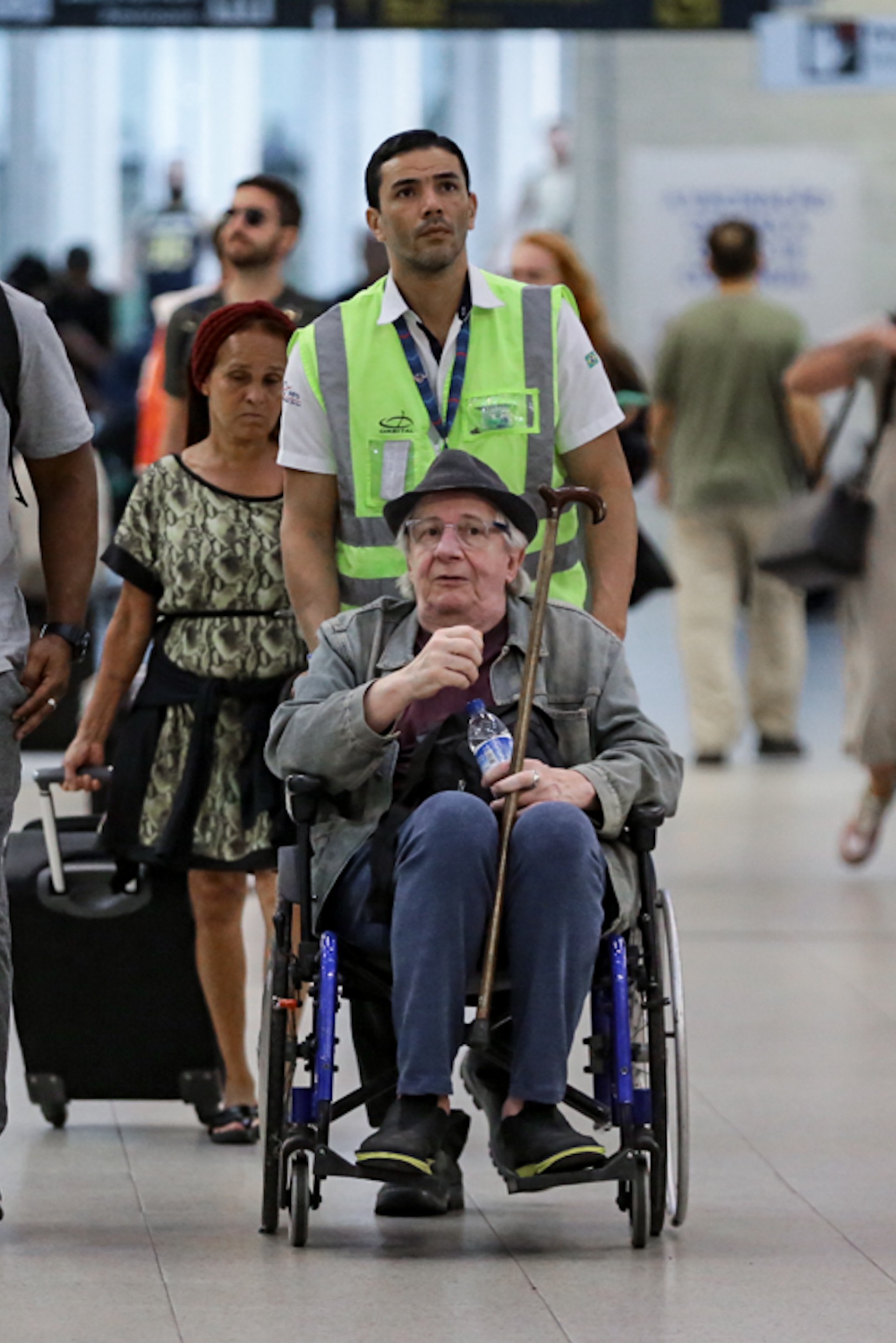 Marco Nanini embarca no Aeroporto Santos Dumont, no Rio, usando uma cadeira de rodas - Victor Chapetta / Ag. News