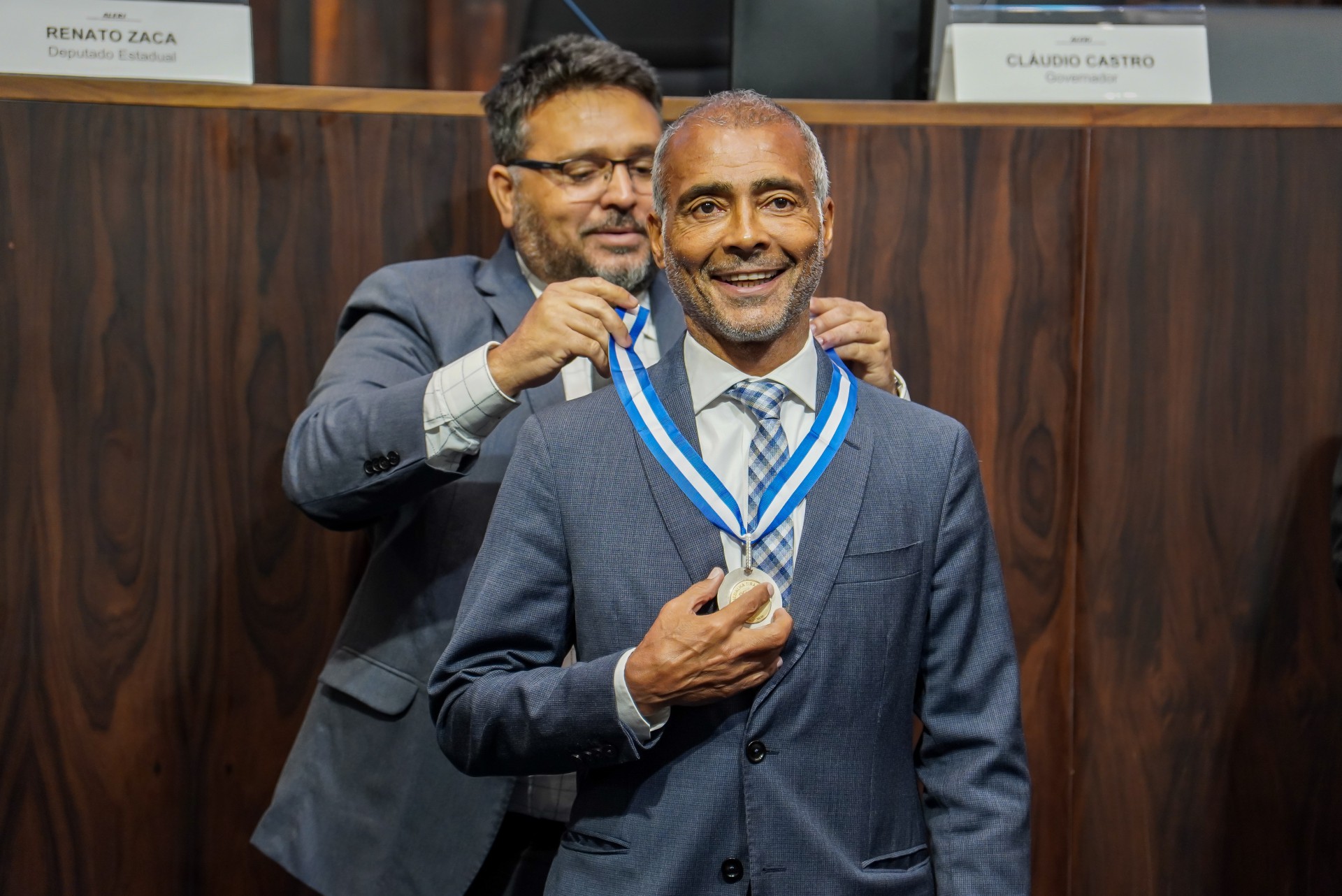 Deputado Renato Zaca entrega a Rom&aacute;rio a Medalha Tiradentes - Divulga&ccedil;&atilde;o