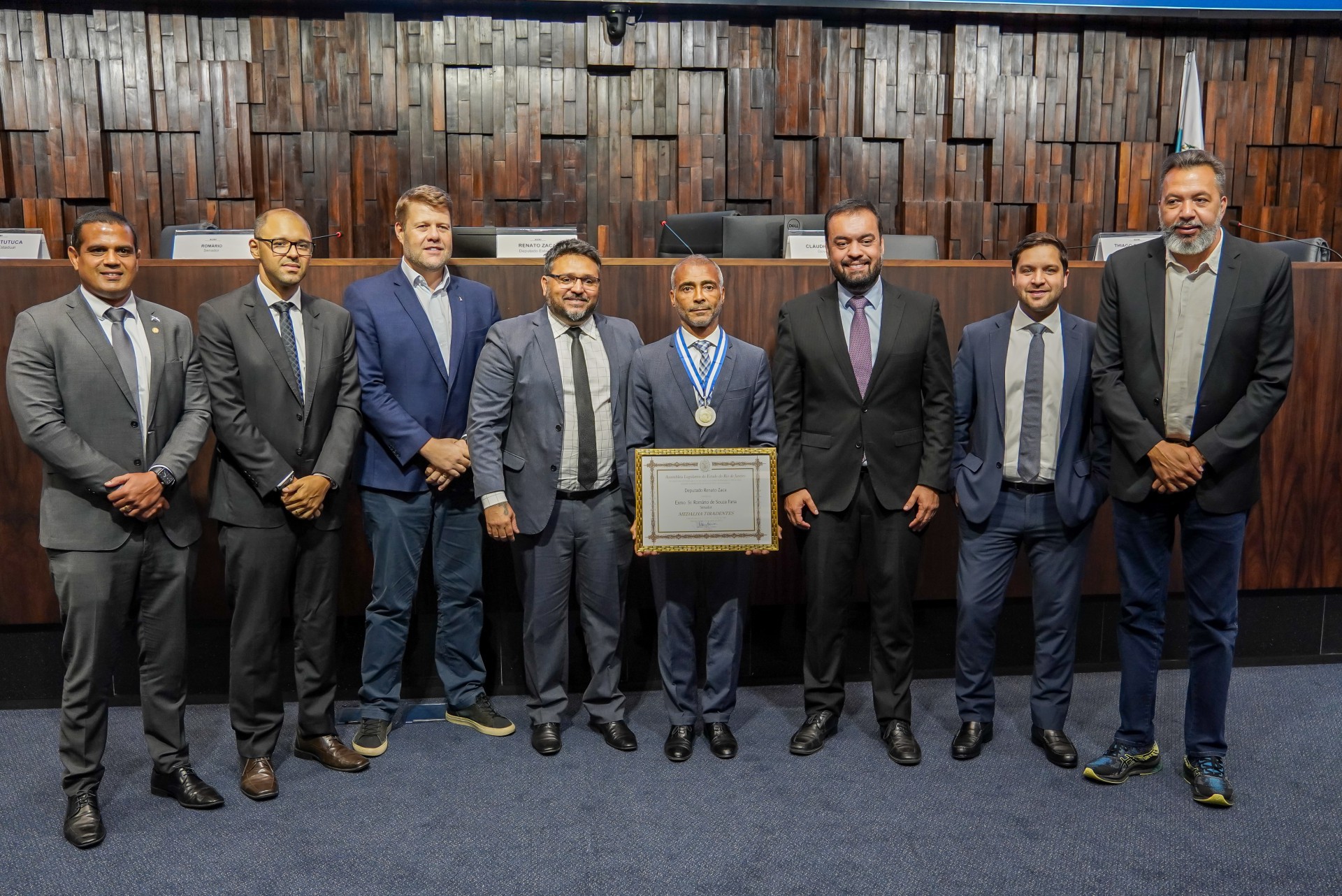 Senador Rom&aacute;rio recebe a Medalha Tiradentes da Alerj - Divulga&ccedil;&atilde;o