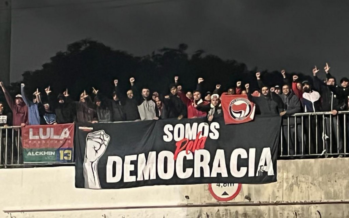 Gaviões da Fiel desfez bloqueios e retirou faixas antidemocráticas no caminho rumo ao Rio de Janeiro