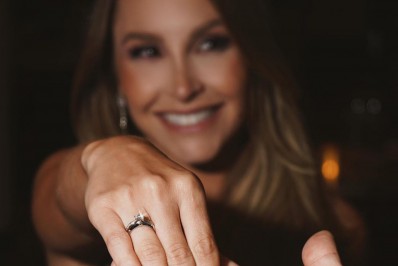 O amor está vivo! Carla Diaz está noiva do namorado Felipe Becari