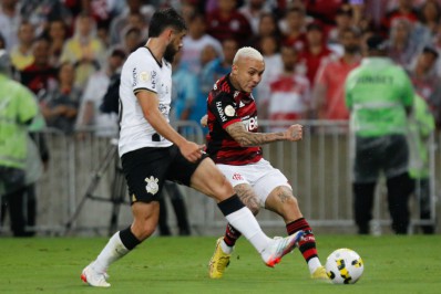 Em dia de festa, equipe alternativa do Flamengo perde para o Corinthians no Maracanã