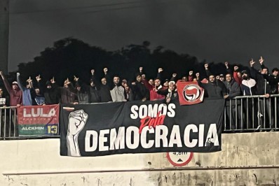 Organizada do Corinthians desfaz bloqueios e retira faixas antidemocráticas de bolsonaristas
