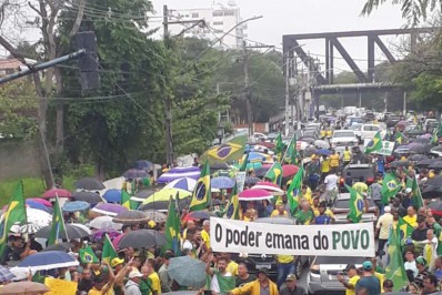 Manifestação em frente do 56° Batalhão de Infantaria do Exército defende intervenção federal no país