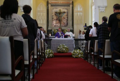 Missas e homenagens em cemitérios marcam Dia dos Finados no Rio