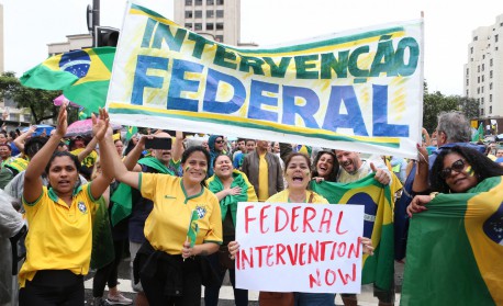 Apoiadores de Jair Bolsonaro fazem protesto na Presidente Vargas, no Centro da Cidade do Rio de Janeiro, nesta Quarta-Feira. (02/11)
  - Cléber Mendes/Agência O Dia