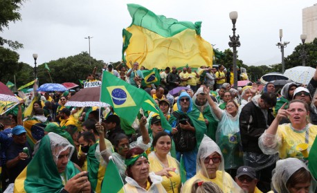 Bolsonaristas lotam praça em frente ao Comando Militar do Leste e pista lateral da Avenida Presidente Vargas, no Centro. Manifestantes pedem intervenção federal - Cleber Mendes