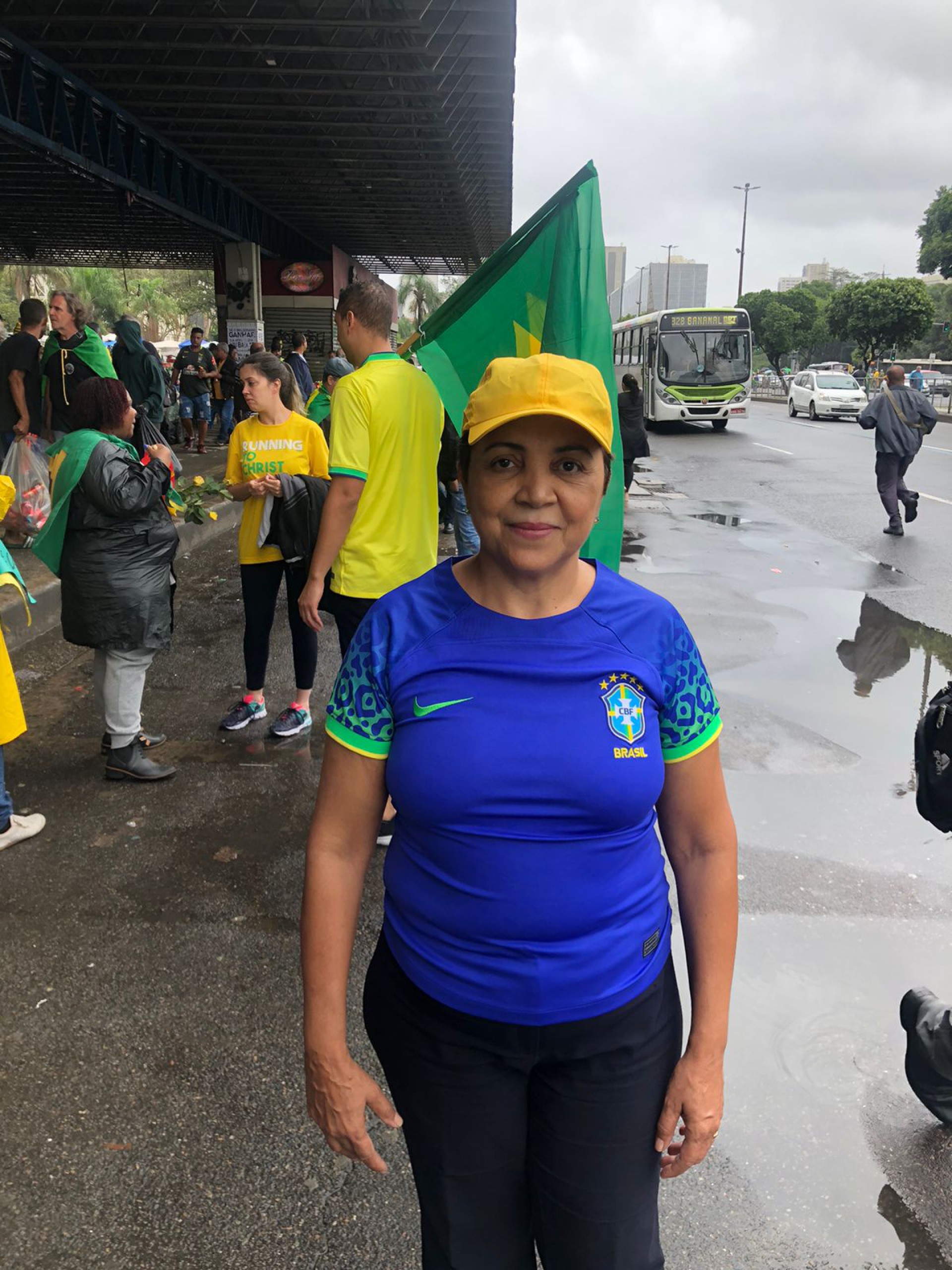 Anamara Andrade, de 62 anos, disse ter ao protesto em frente ao Palácio Duque de Caxias para reivindicar a intervenção militar - Pedro Medeiros/Agência O Dia