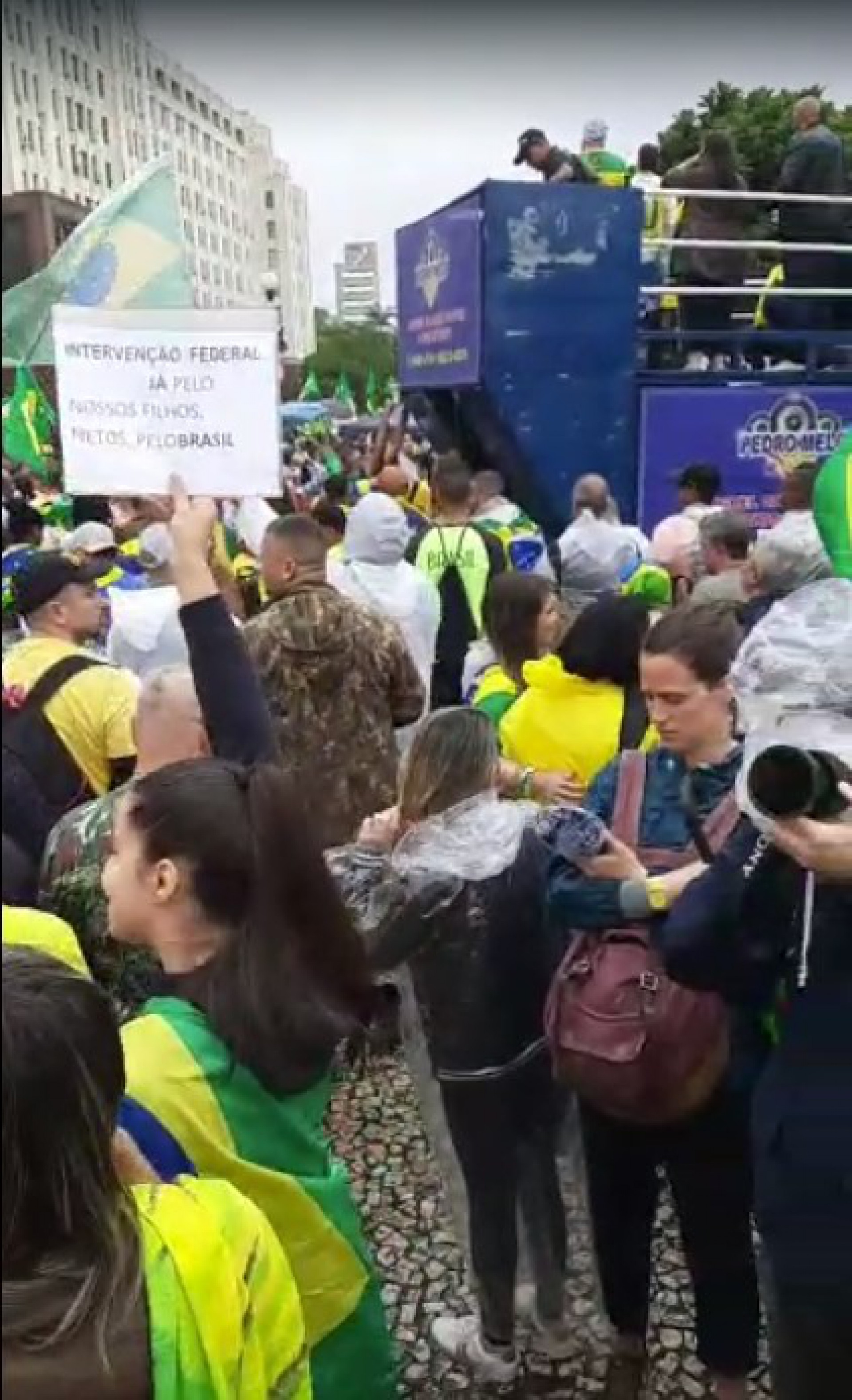 Uma bolsonarista segura uma placa com os dizeres 