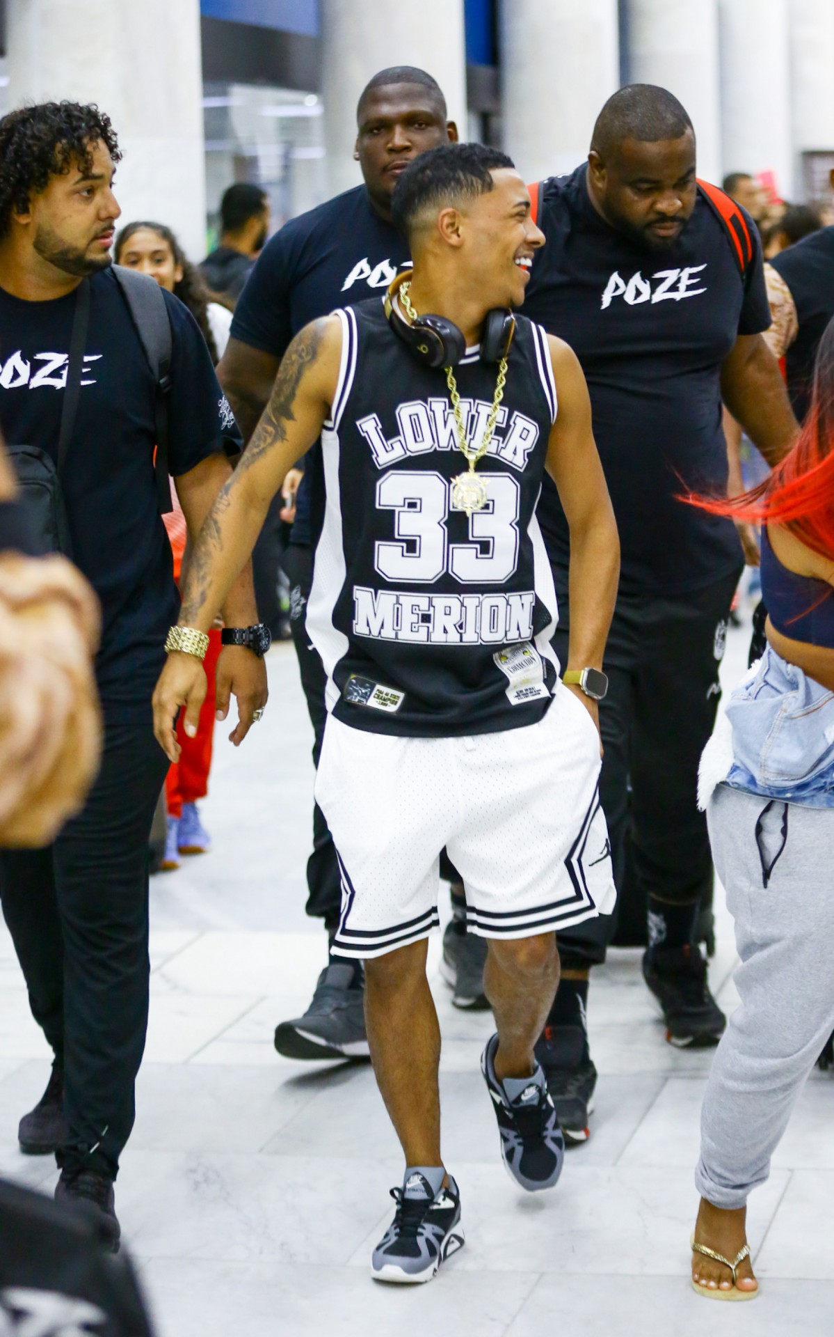 Poze do Rodo faz sucesso com f&atilde;s ao desembarcar no Aeroporto Santos Dumont, no Rio, na noite desta quarta-feira