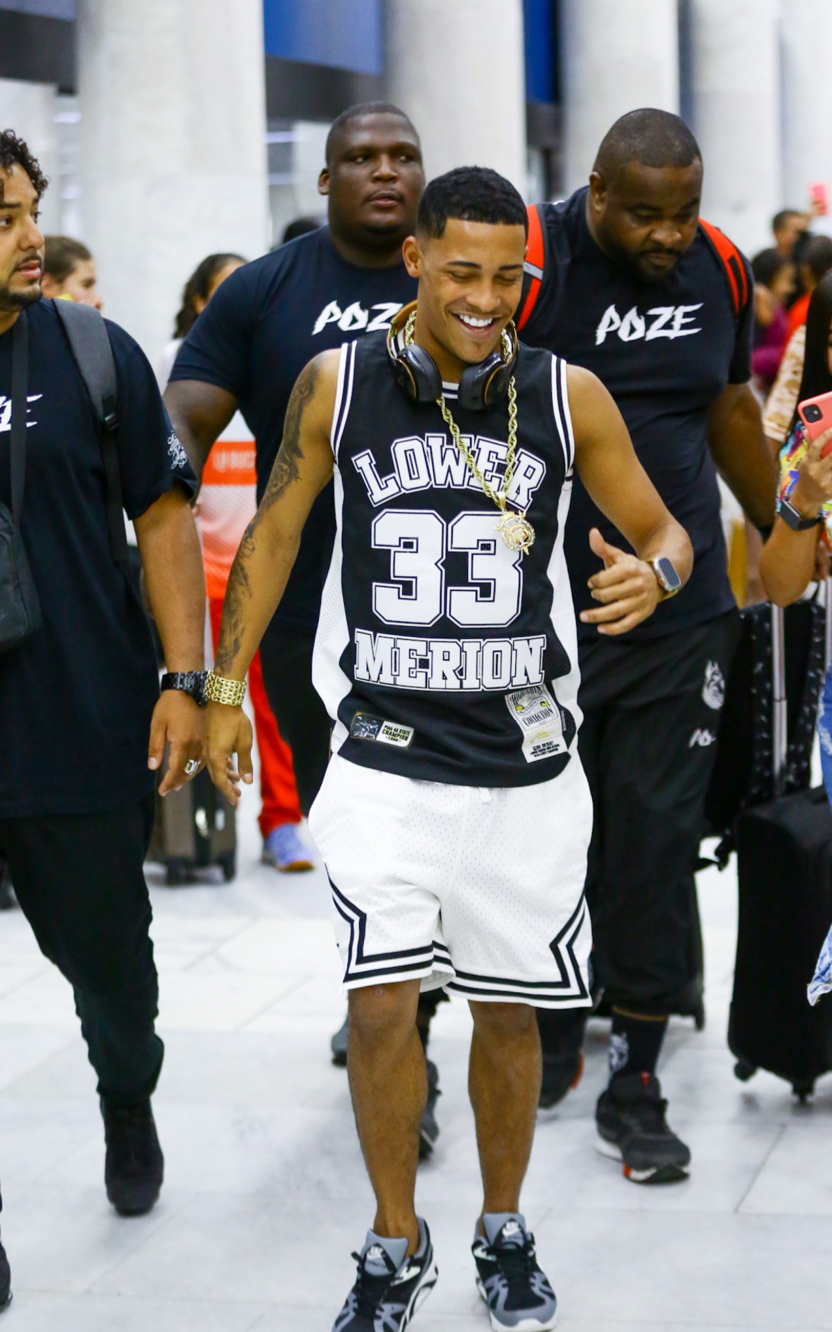 Poze do Rodo faz sucesso com f&atilde;s ao desembarcar no Aeroporto Santos Dumont, no Rio, na noite desta quarta-feira