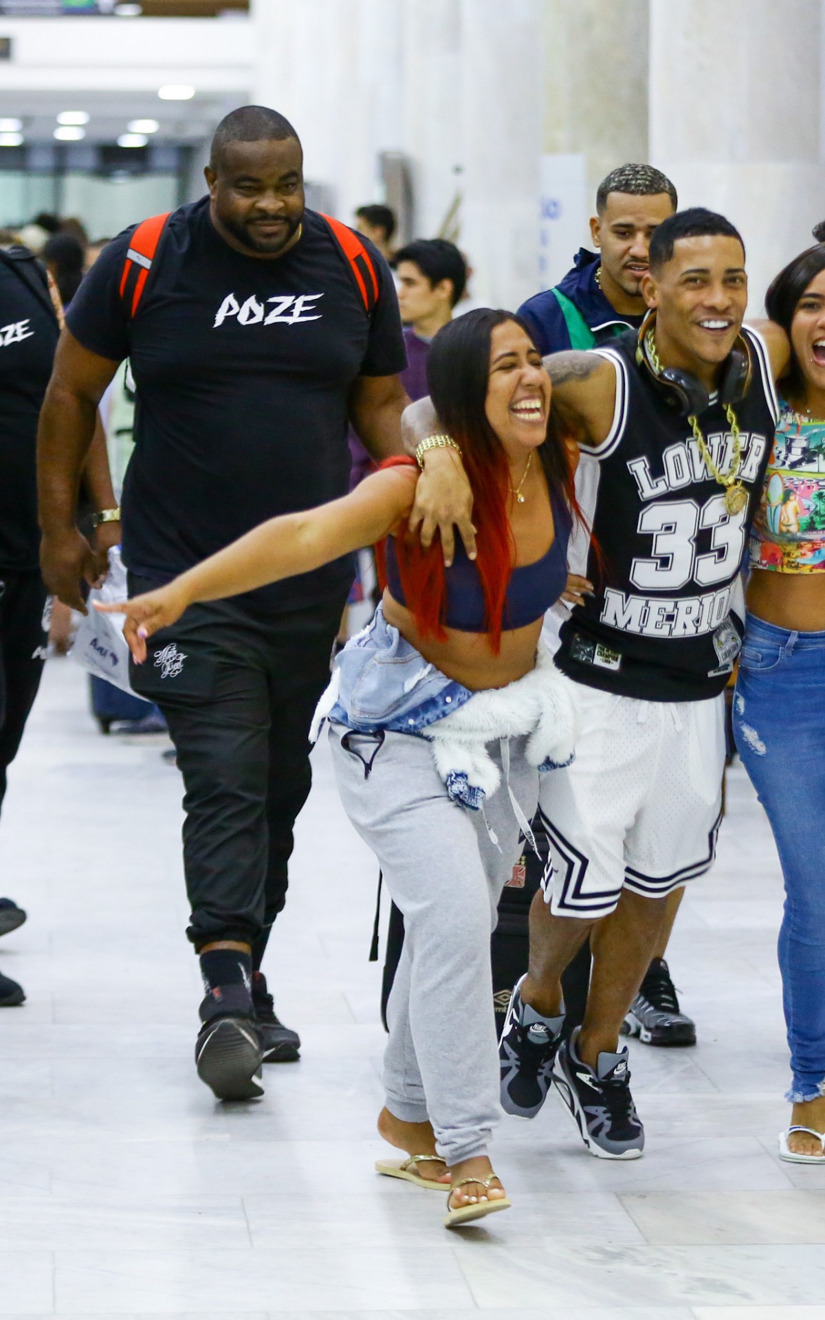 Poze do Rodo faz sucesso com f&atilde;s ao desembarcar no Aeroporto Santos Dumont, no Rio, na noite desta quarta-feira