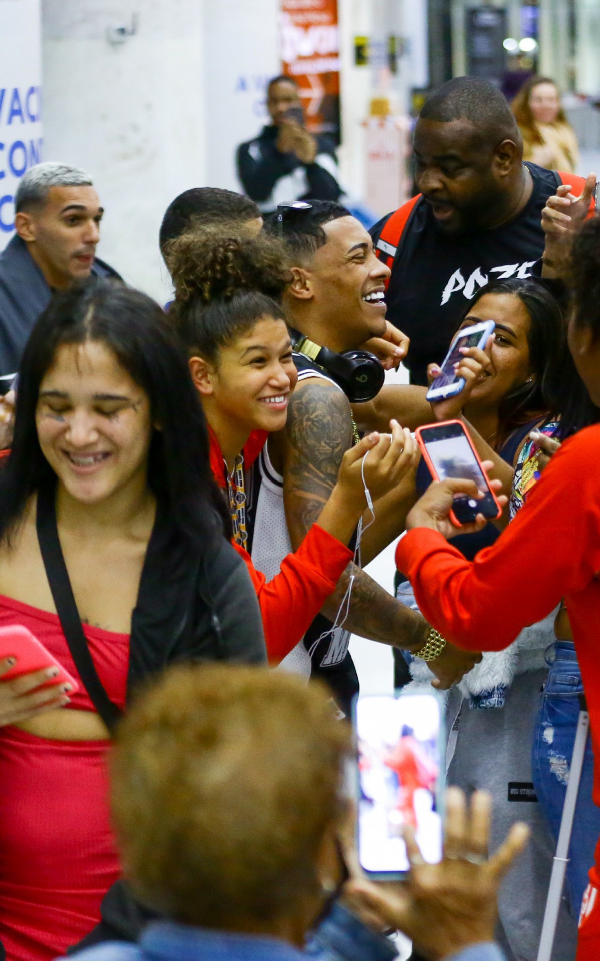 Poze do Rodo faz sucesso com f&atilde;s ao desembarcar no Aeroporto Santos Dumont, no Rio, na noite desta quarta-feira