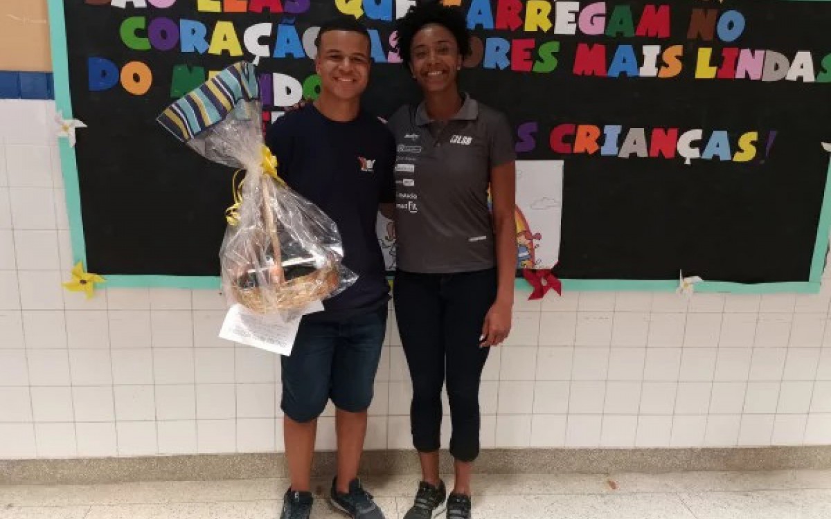 Aluno Gustavo Carvalho Lima e a atleta Thayn&aacute; Silva