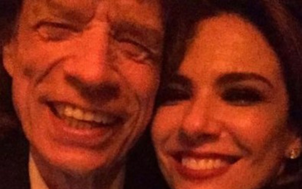Luciana Gimenez ganha flores de Mick Jagger