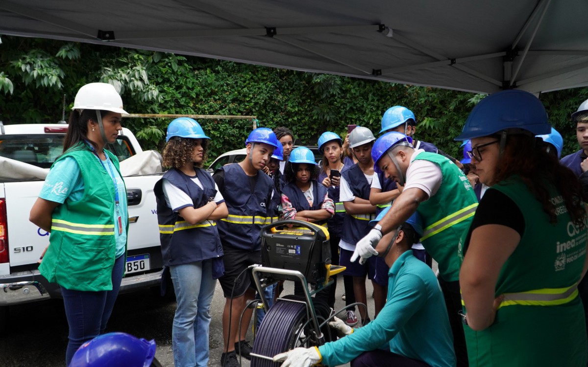 Estudantes participam de simulação de fiscalização por vídeo da rede de esgoto, em Santa Teresa, na Região Central do Rio - Divulgação / Águas do Rio