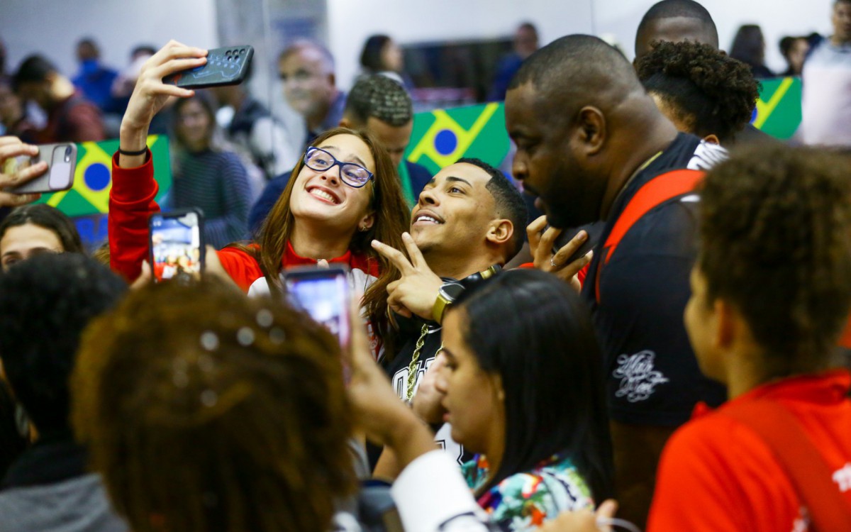 Poze do Rodo faz sucesso com fãs ao desembarcar no Aeroporto Santos Dumont, no Rio, na noite desta quarta-feira - Victor Chapetta / Ag. News