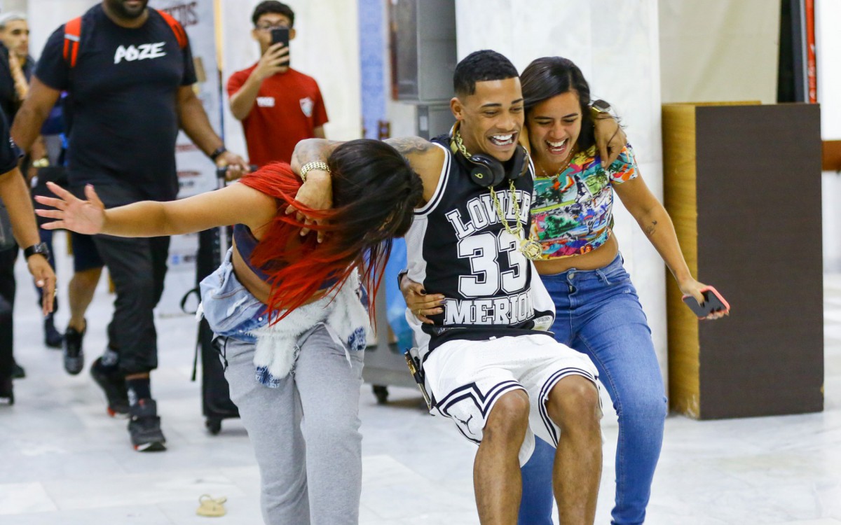 Poze do Rodo faz sucesso com f&atilde;s ao desembarcar no Aeroporto Santos Dumont, no Rio, na noite desta quarta-feira