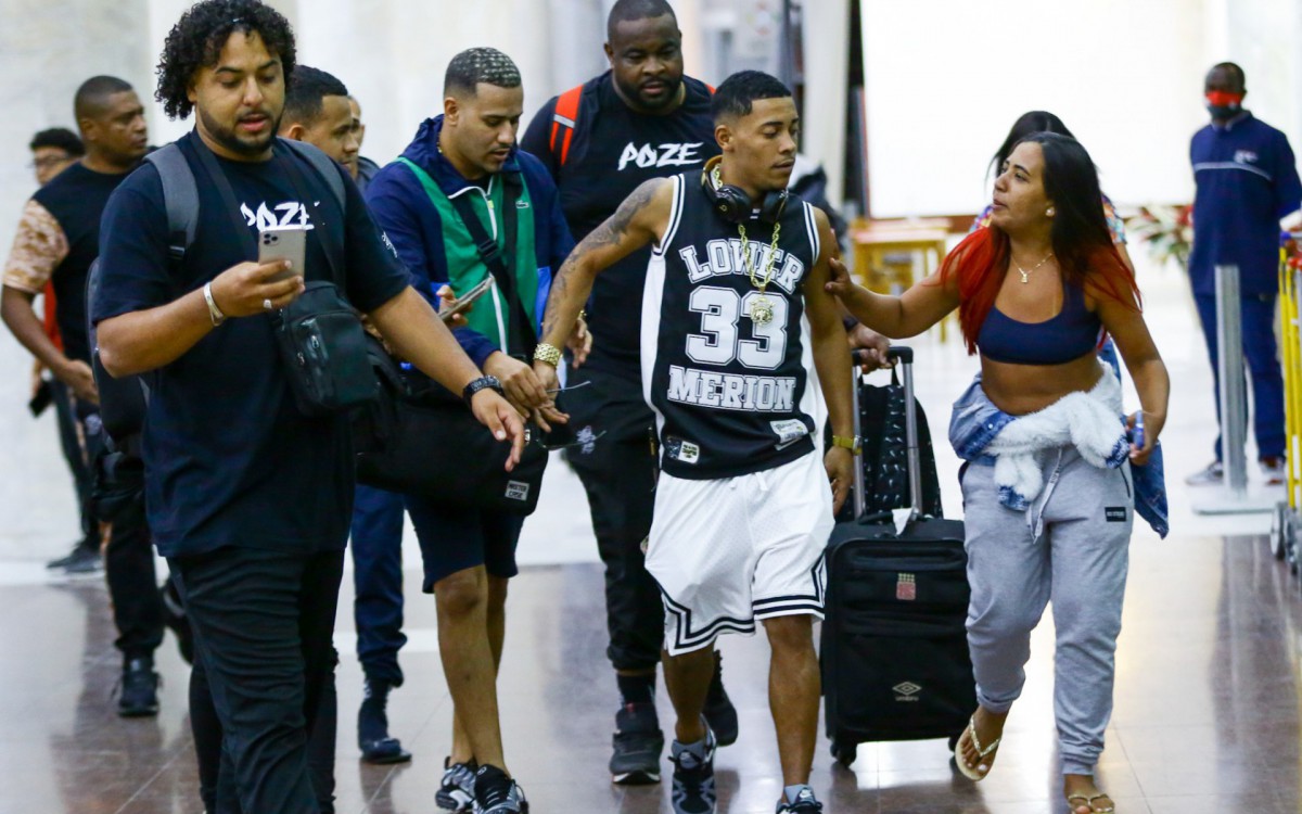 Poze do Rodo faz sucesso com f&atilde;s ao desembarcar no Aeroporto Santos Dumont, no Rio, na noite desta quarta-feira