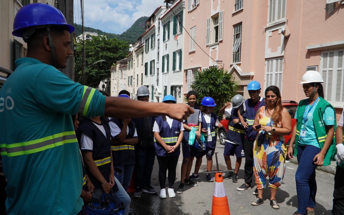 Turma de alunos da rede p&uacute;blica observa testagem com reagente, na rede de esgoto do bairro Santa Teresa, na Regi&atilde;o Central do Rio - Divulga&ccedil;&atilde;o / &Aacute;guas do Rio