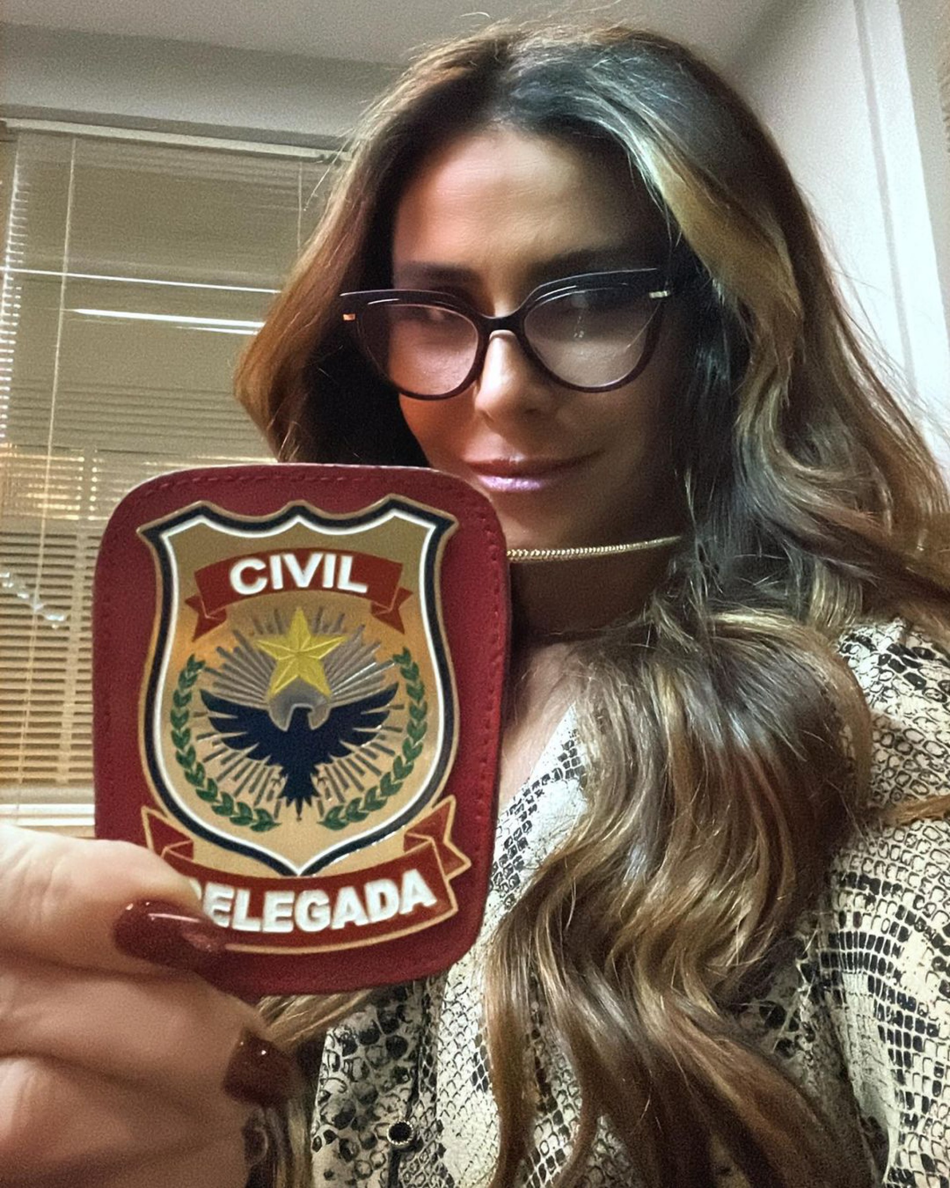 Giovanna Antonelli caracterizada como a delegada Helô, de 'Travessia' - Reprodução Internet