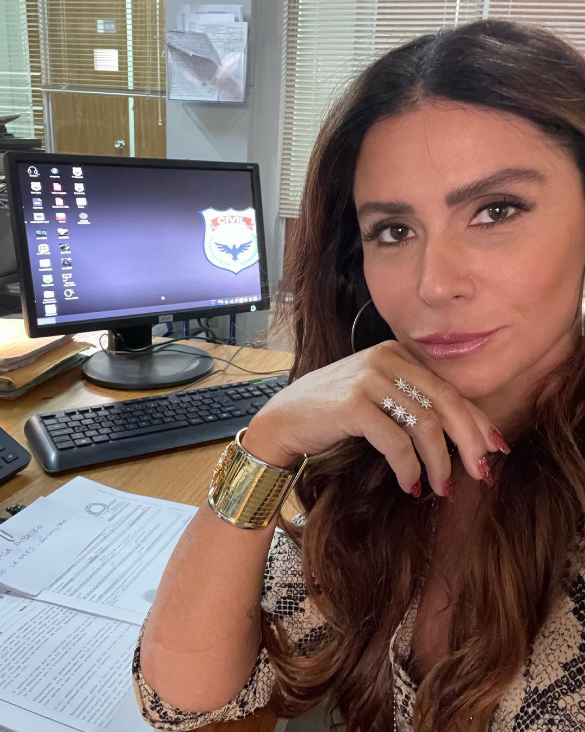 Giovanna Antonelli caracterizada como a delegada Helô, de 'Travessia' - Reprodução Internet