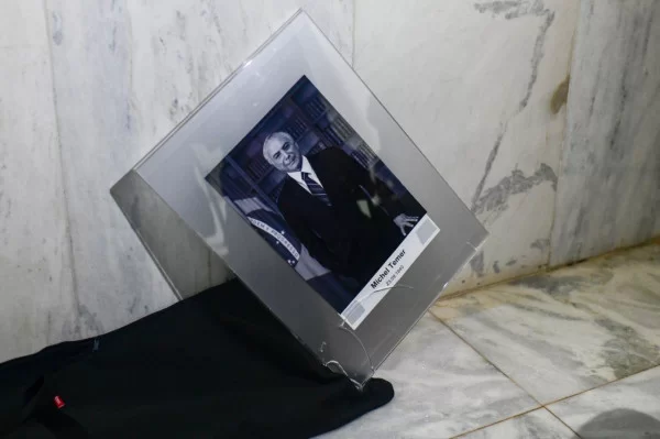 Quadro de Temer quebra após despencar de galeria dos presidentes no Planalto
