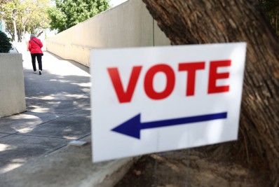 Desinformação alimenta assédio contra funcionários eleitorais nos EUA