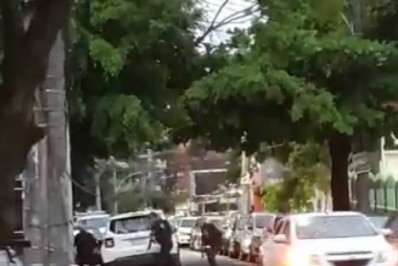 Vídeo: PMs são atacados a tiros por criminosos no acesso ao Complexo do Lins