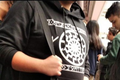 Estudante usa blusa com símbolo nazista em Universidade de SP