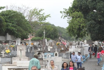 Cemitérios da cidade recebem visitantes no Dia de Finados