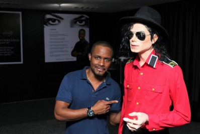 Teatro Municipal recebe exposição em homenagem a Michael Jackson