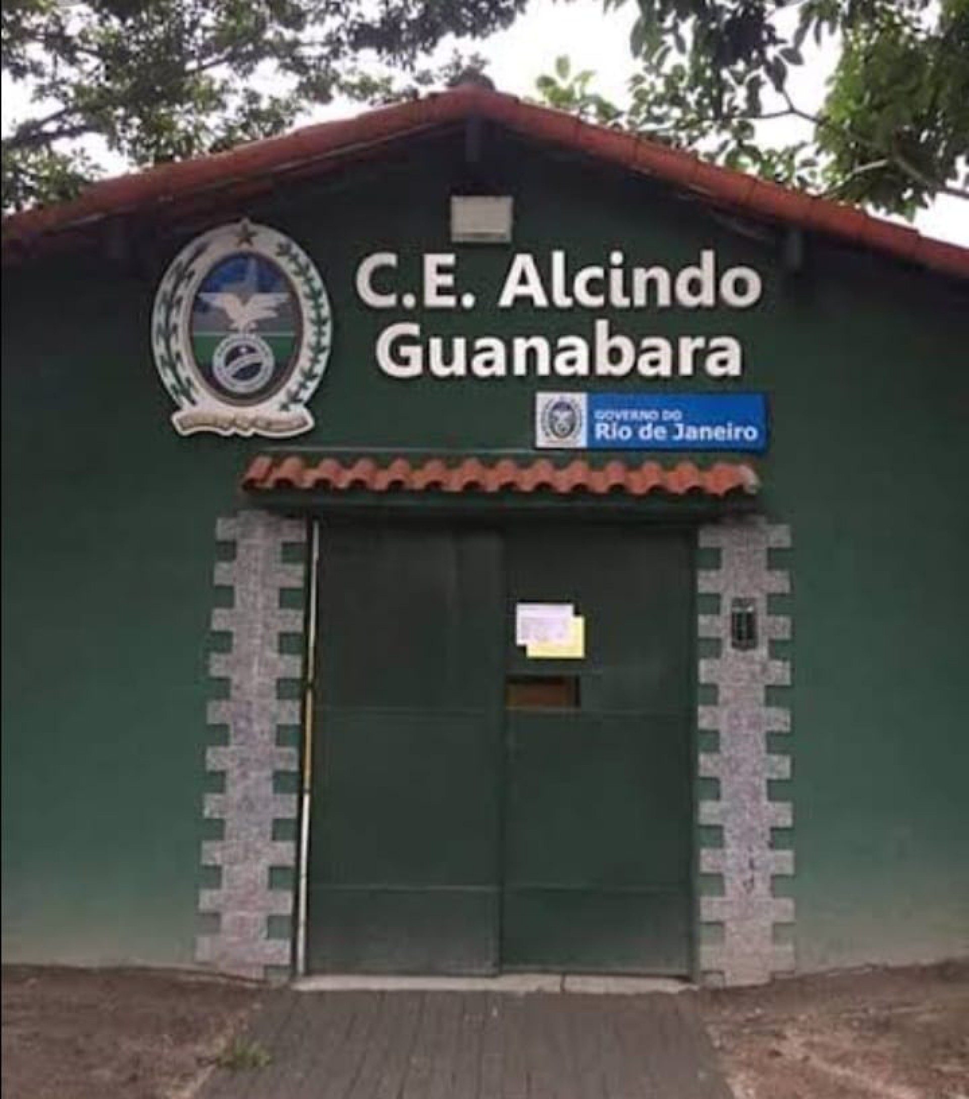 Fachada do Col&eacute;gio Estadual Alcindo Guanabara