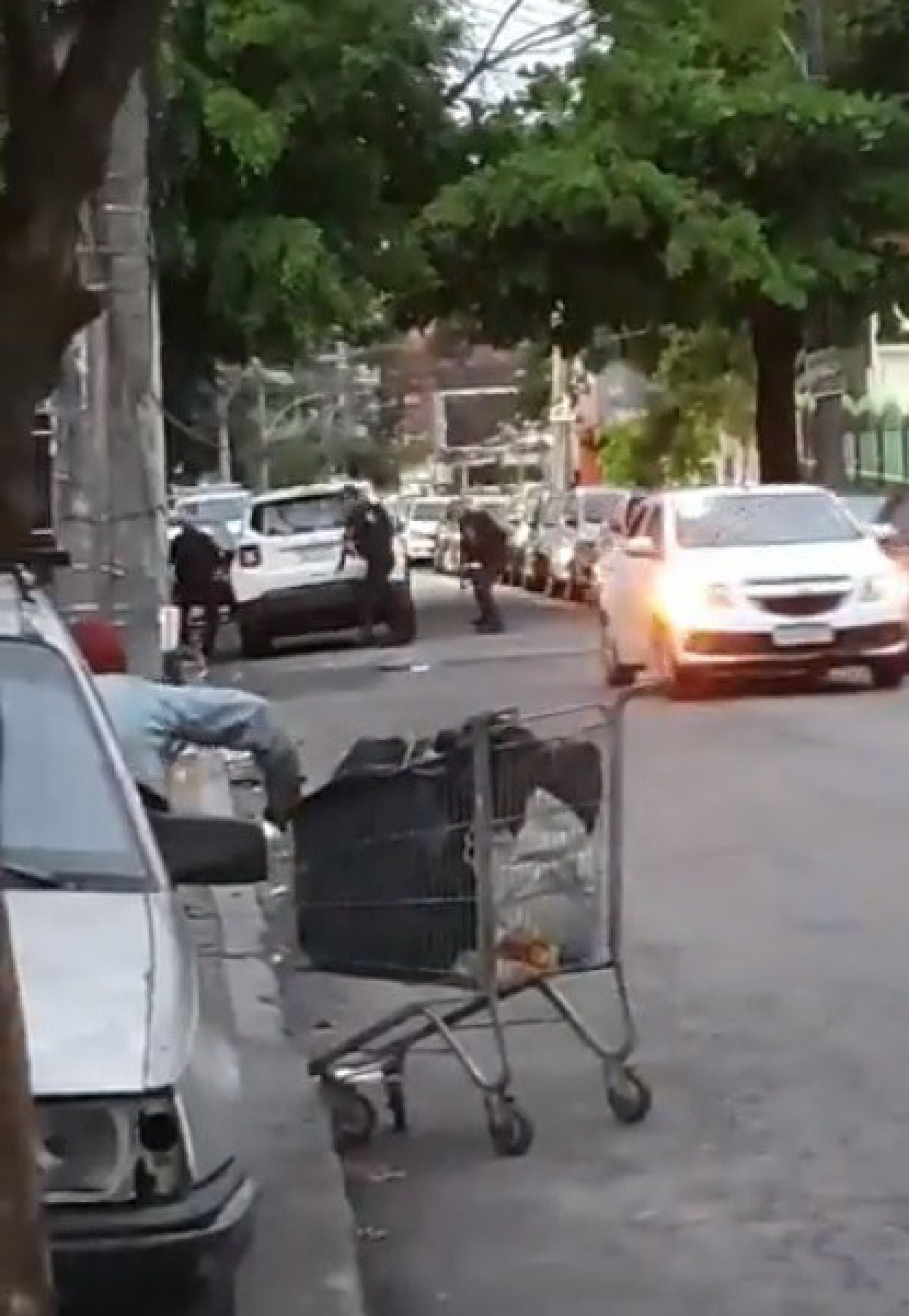 Policiais militares s&atilde;o atacados a tiros no Complexo do Lins, na Zona Norte do Rio 