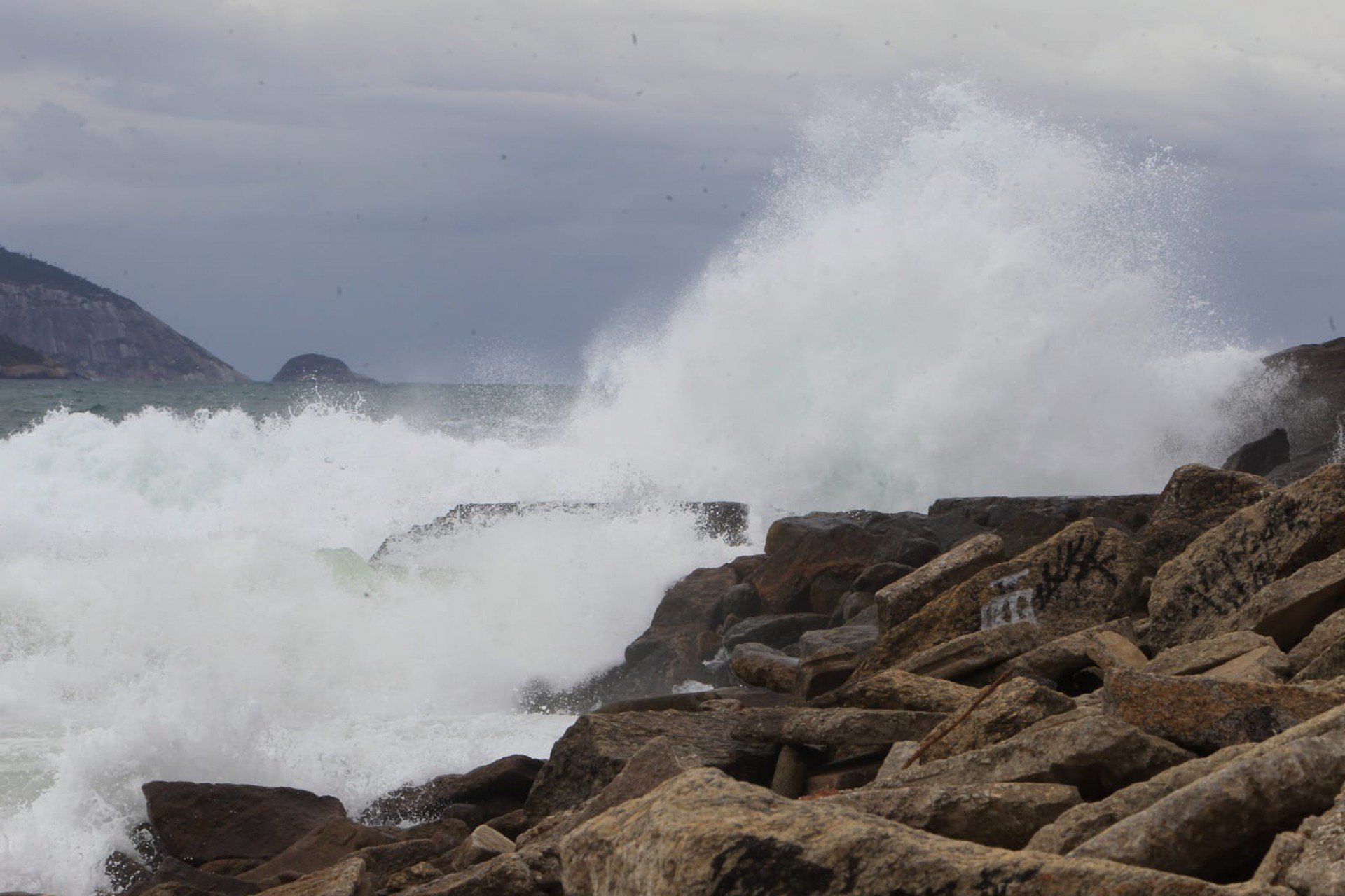 A Marinha do Brasil emitiu um aviso de ressaca com ondas entre 2,5 m e 3,5 m em todo o litoral do estado - Reginaldo Pimenta / Ag&Atilde;&ordf;ncia O Dia