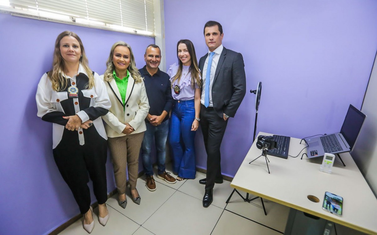 Delegada Gabriela Von, deputada Daniela do Waguinho, prefeito Waguinho, delgada Ana Carla e delegado Franquis Neponucemo na nova sala de oitivas