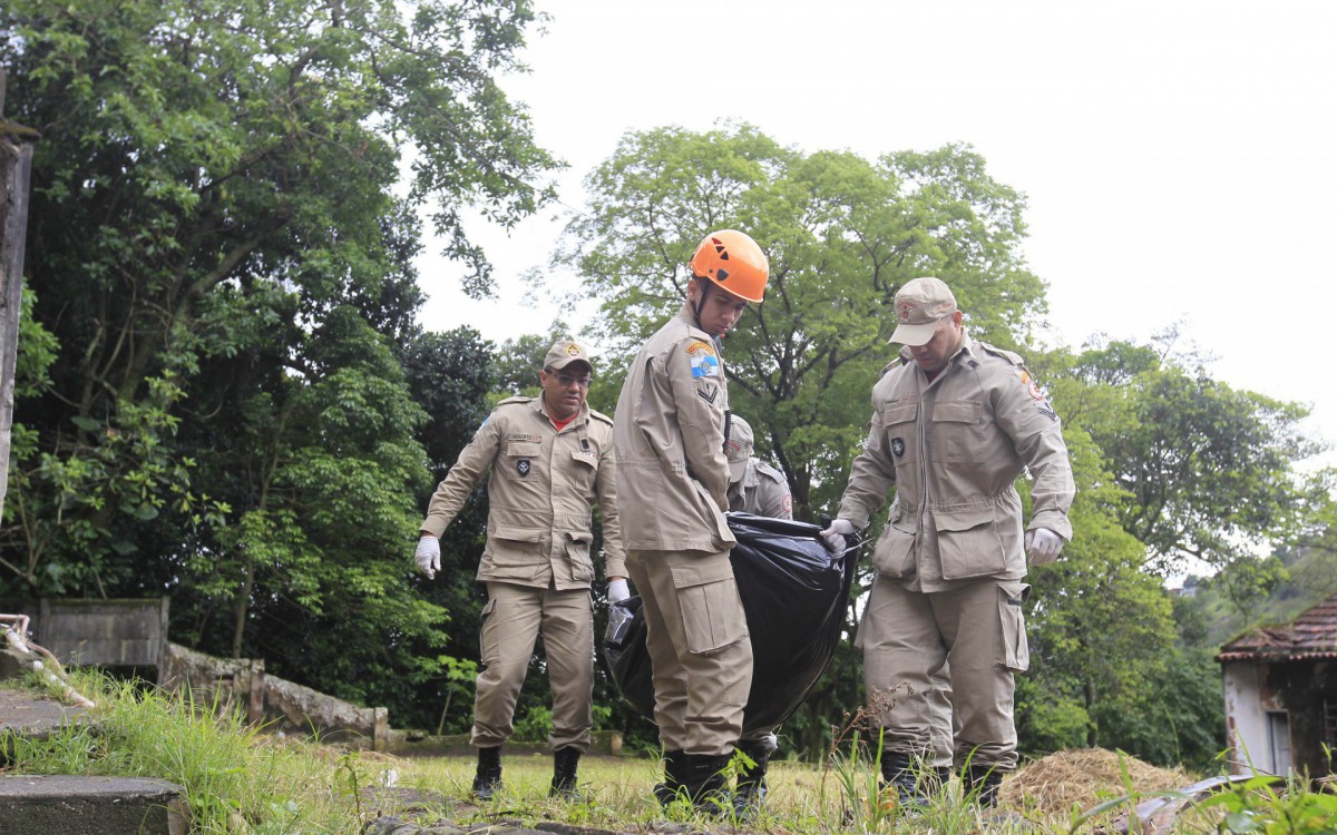 Uma mulher morreu após o desabamento de uma casa na Rua Paula Ramos na manhã desta sexta-feira (4), no Rio Comprido, Zona Norte do Rio. A vítima, identificada como Maria Soares, de 60 anos, vivia sozinha na habitação, que, segundo vizinhos, tinha problemas na estrutura e infiltrações. Na foto, corpo da vítima sendo retirado do local. - Reginaldo Pimenta / Agencia O Dia