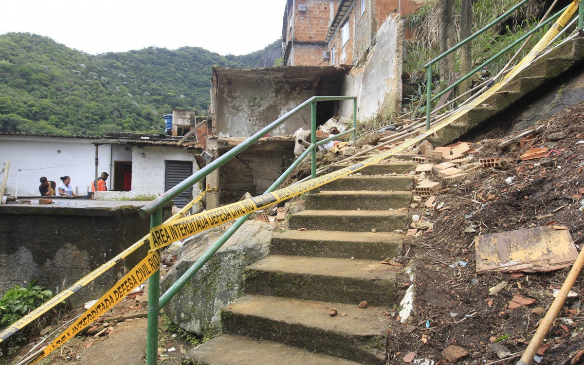 Uma mulher morreu após o desabamento de uma casa na Rua Paula Ramos na manhã desta sexta-feira (4), no Rio Comprido, Zona Norte do Rio. A vítima, identificada como Maria Soares, de 60 anos, vivia sozinha na habitação, que, segundo vizinhos, tinha problemas na estrutura e infiltrações. - Reginaldo Pimenta / Agencia O Dia