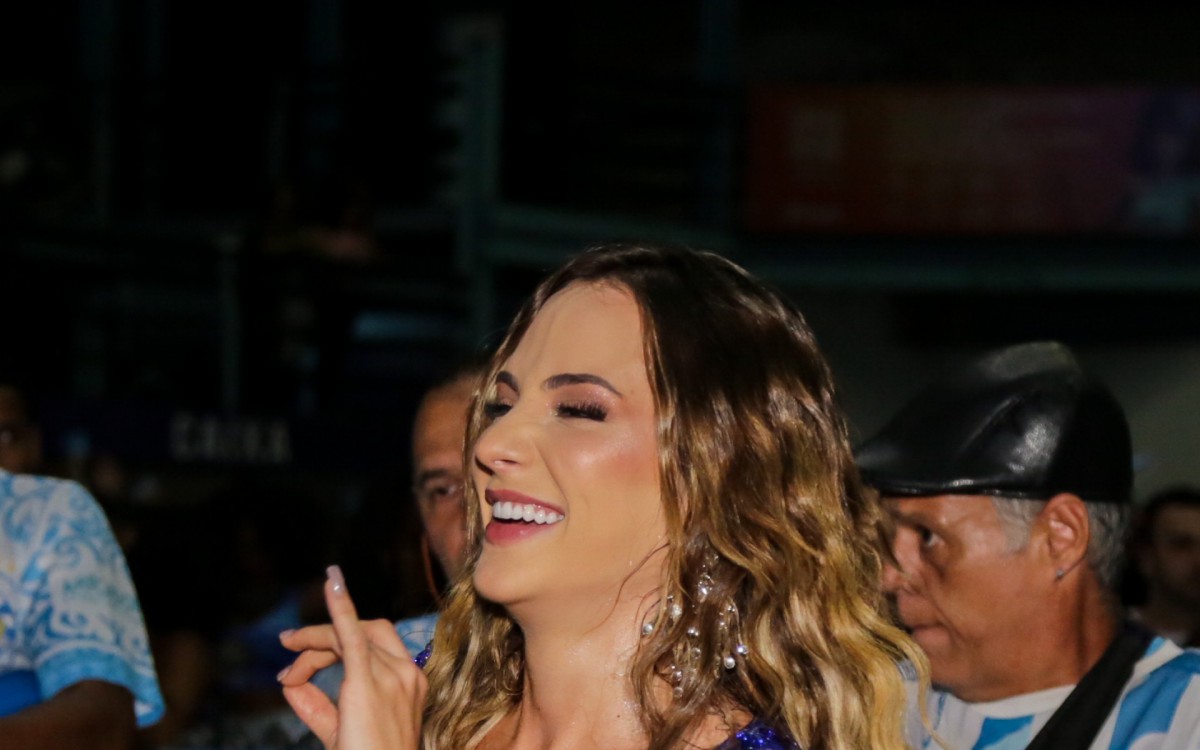 Gabi Martins participa de ensaio da Vila Isabel 