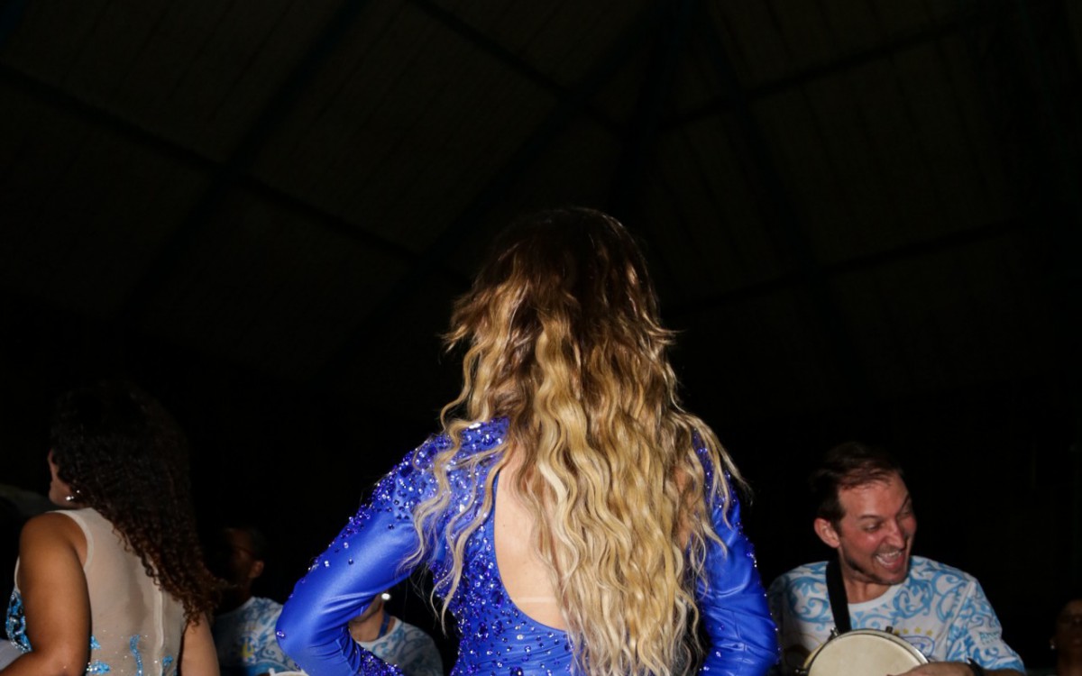 Gabi Martins participa de ensaio da Vila Isabel 